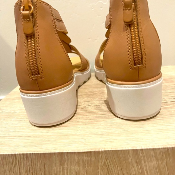 Clarks, Light Tan , Brand New, Size 8W Sandal. Ortholite footbed. - Picture 5 of 8